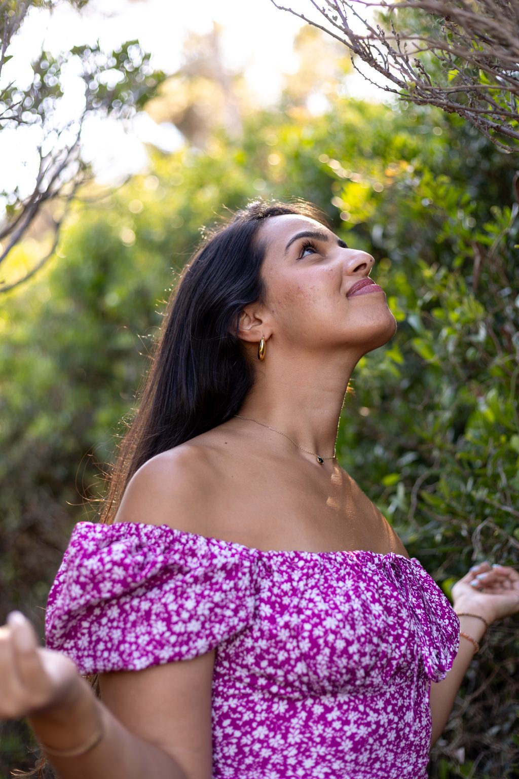Myriam Zen regardant le ciel